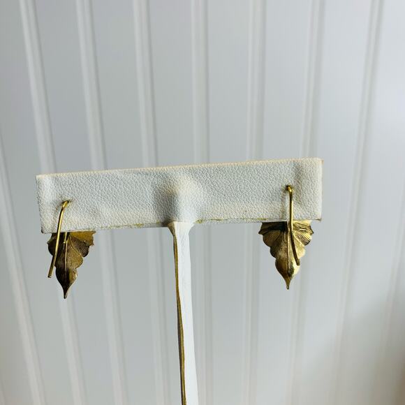 Vintage Gold Leaf Hook Back Earrings 3/4" x .5" - Picture 4 of 4